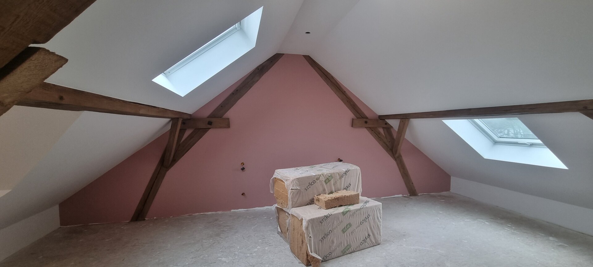 Mur rose et plafonds blancs après peinture à Gambsheim