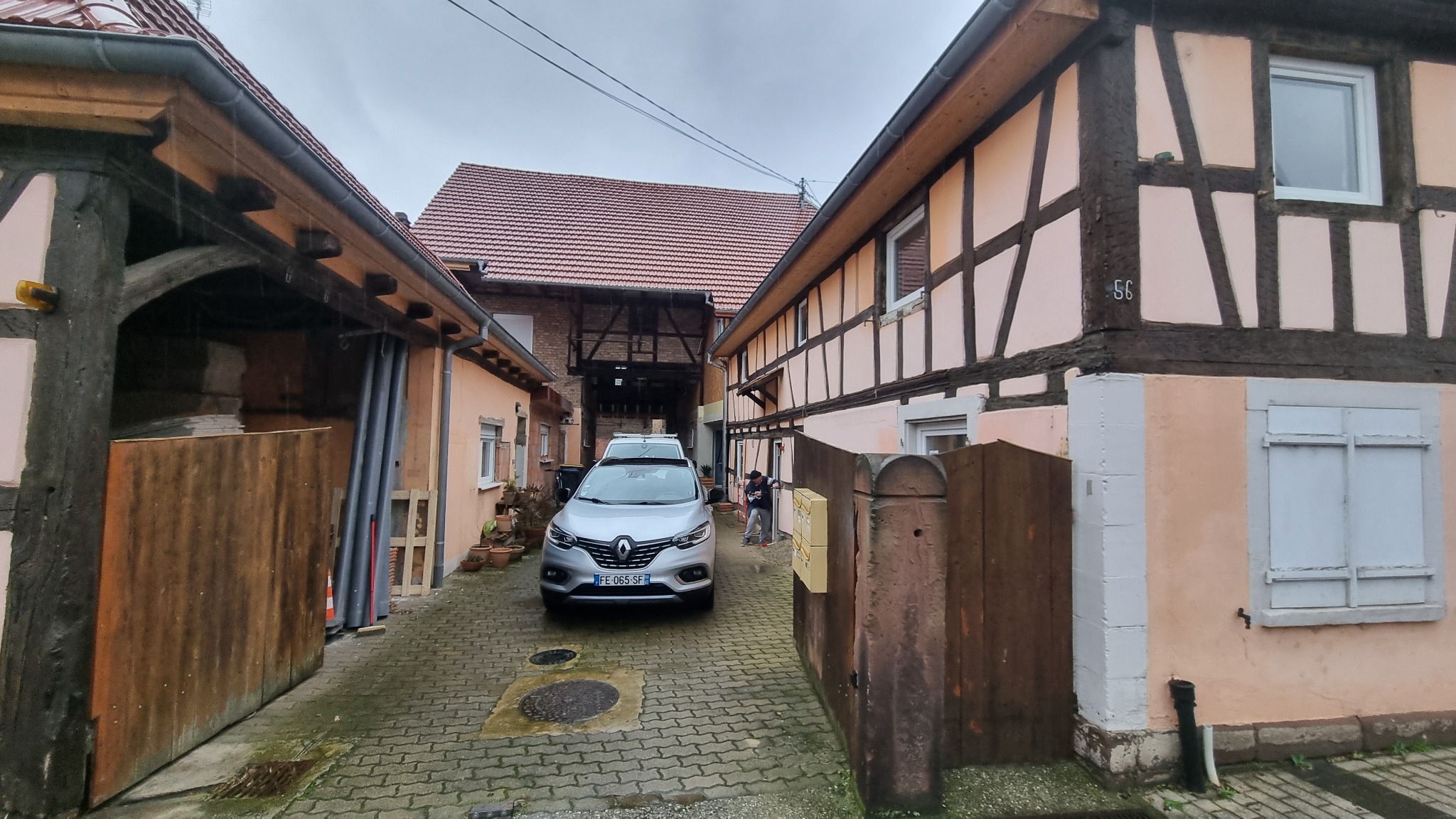 Cour et façades de la maison alsacienne avant ravalement