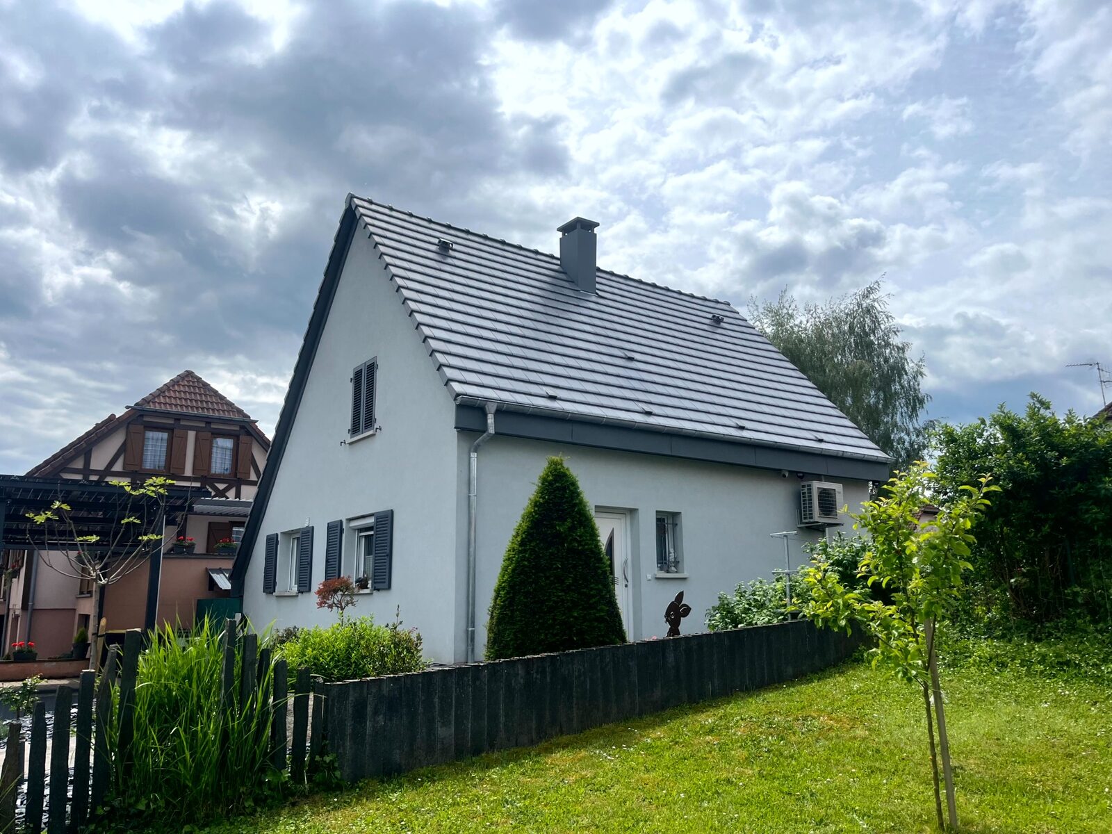 Toiture en tuiles grises rénovée à Kilstett