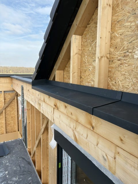 Détail des finitions de zinguerie sur la construction neuve